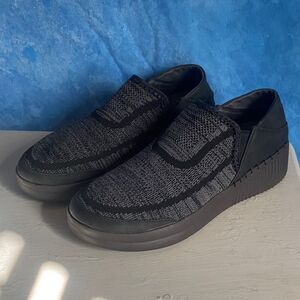 Men's Black Slip-On knit sneakers, sz 7H, 10J-138s011